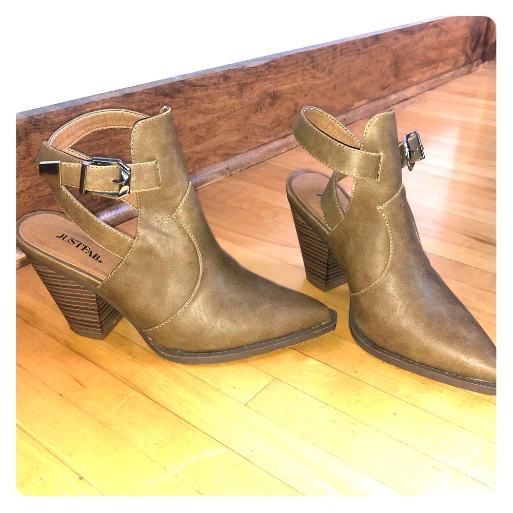 NWOT Super Cute Buckle Booties!